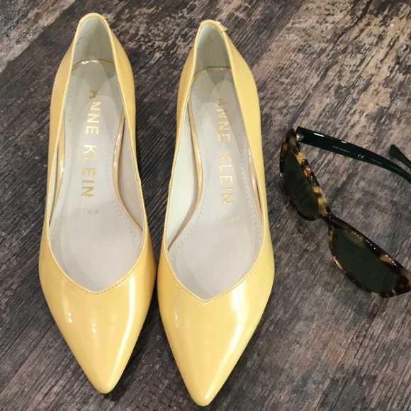 Anne Klein Aknorwood Butter Cream Pumps - Picture 1 of 12